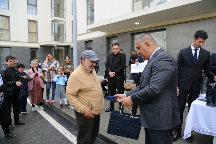 Füzuliyə yola salınan 22 ailəyə mənzillərinin açarları təqdim olunub