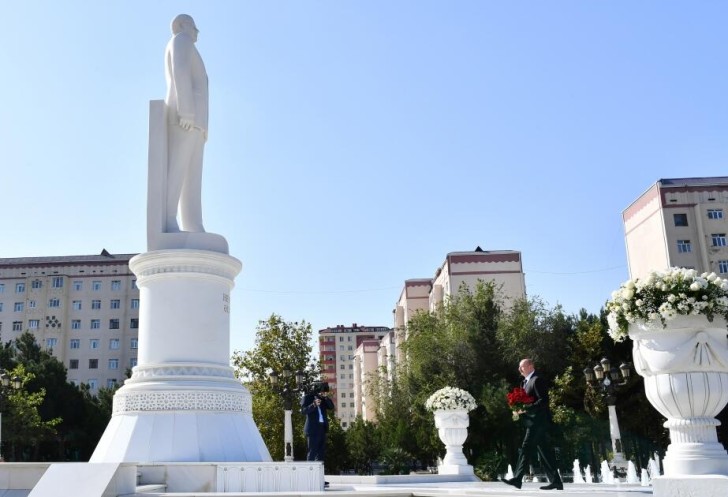 Prezident Sumqayıtda Ulu Öndər Heydər Əliyevin abidəsini ziyarət edib