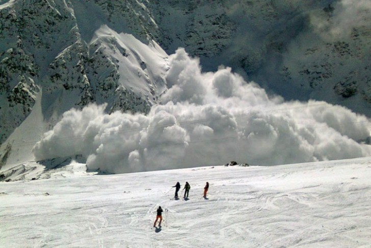 İranda qar uçqunu nəticəsində 5 alpinist ölüb, 9-u itkin düşüb