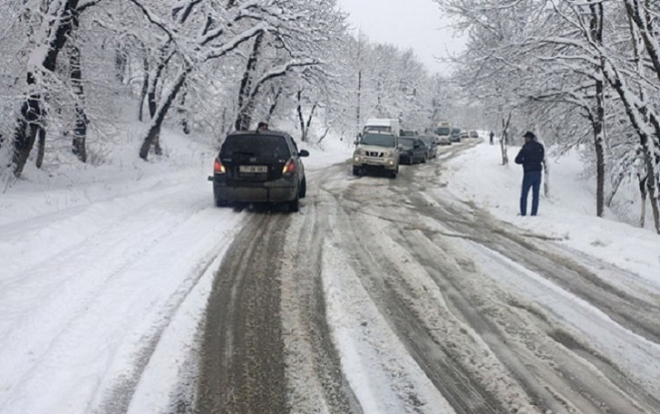 Şamaxı-İsmayıllı yolu bağlıdır, 200-dən çox avtomobil yolda qaldı -