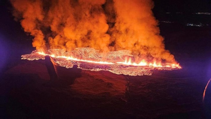 İslandiyada püskürən vulkandan çıxan lava yaşayış məntəqələrinə çatıb