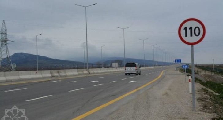 Ödənişli yolda maksimum sürət həddi və radar nişanları quraşdırılıb -