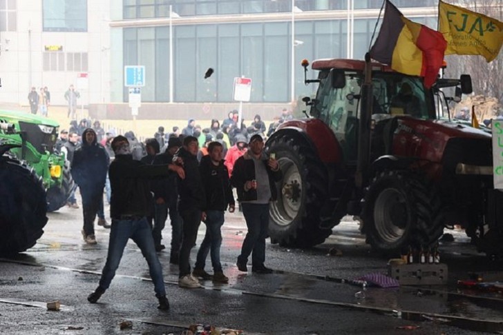 Brüsseldə etiraz edən fermerlər polislə toqquşub