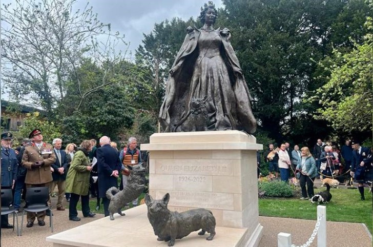 Kraliça II Yelizavetanın ölümündən sonra ilk heykəlinin açılışı olub