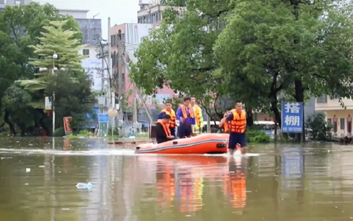 Çində daşqınlar torpaq sürüşməsinə səbəb olub