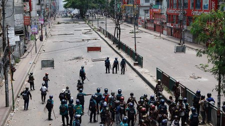 Banqladeşdə polis nümayişçilərə qarşı həqiqi güllələrdən istifadə etməyə başlayıb