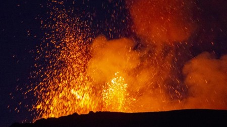 Etna dağı yenidən kül və lava püskürüb