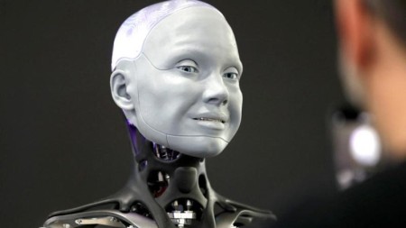 Alimlər robotlara insan toxunuşunu hiss etməyi öyrədib