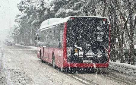 Qarlı havada 40-dan çox avtobus qəzaya düşüb