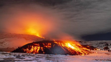 Etna vulkanında lava axını davam edir