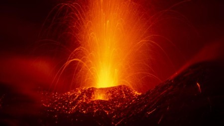 Etna vulkanında güclü kül və lava püskürüb