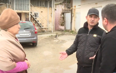 Onsuz da kvadratım azdır, balkonu da çıxsalar, küçədə qalıram... -