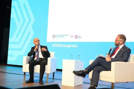 Emin Əmrullayev İstanbulda Qlobal İnkişaf Konqresində çıxış etdi