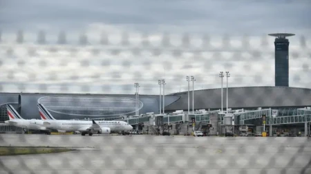 Fransada tətil səbəbilə Parisdə uçuşlar ləğv edildi