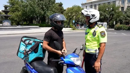 Polis paytaxtda ikitəkərli nəqliyyat sürücüləri ilə profilaktik söhbət aparır