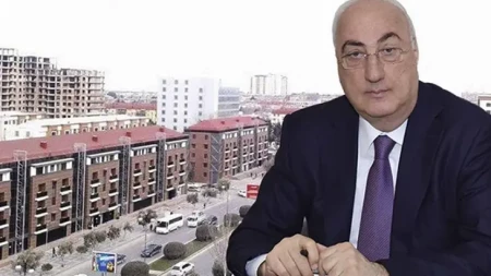 Zakir Fərəcov inşaat şirkətindən geyim alır -