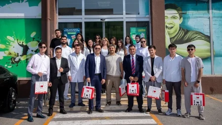 Özbəkistanlı tələbələr “Ulduz” Şokolad Fabrikində istehsalat təcrübəsində iştirak ediblər
