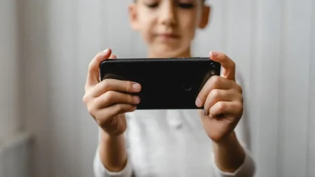 13 yaşdan əvvəl smartfon istifadəsi psixi sağlamlığa mənfi təsir göstərir