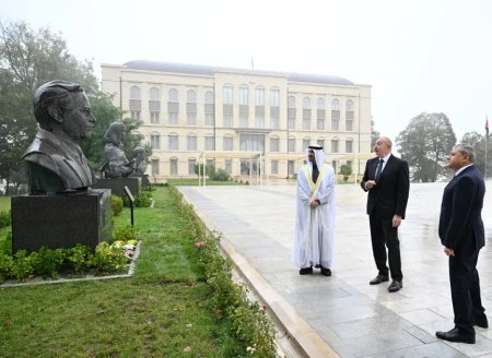 Prezidentlər Şuşada tanınmış şəxsiyyətlərin güllələnmiş heykəllərinə baxıblar - YENİLƏNİB+FOTOLAR