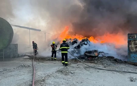 Sumqayıtda karton zavodunda yanğın baş verib