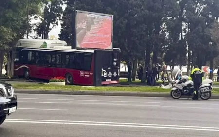 "Bulvara girən" avtobusun sürücüsünə təcili yardım çağırılıb, ya yox?
