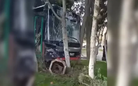 “BakuBus” avtobusu bulvara girdi -
