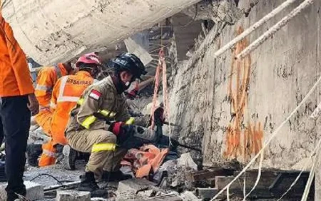 İndoneziyada məktəb uçqununda ölənlərin sayı 13 nəfərə çatdı