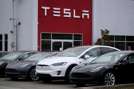 "Tesla" səhmdarlarını tarixi qərar gözləyir