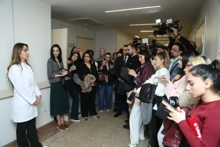 Yeni Klinikada robotik reabilitasiya və transplantasiya mərkəzlərinə mediatur olub