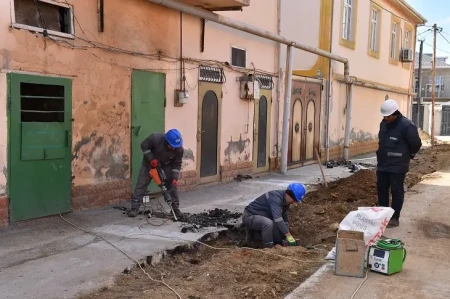 Evlərin altında qalan magistral su xətti əvəzlənərək yeri dəyişdirilib -