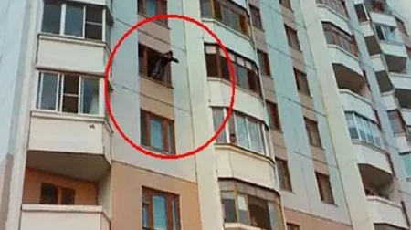 20 yaşlı qız binadan yıxılıb öldü