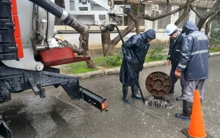 Küçələr yağış sularından təmizlənir -