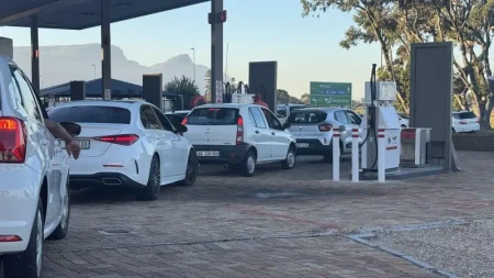 Cənubi Afrikada qiymət artımı öncəsi yanacaqdoldurma məntəqələrində növbələr yaranıb