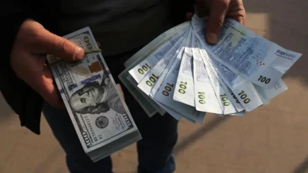 İranda dollar yerli valyuta qarşısında tarixin ən yüksək səviyyəsinə çatıb
