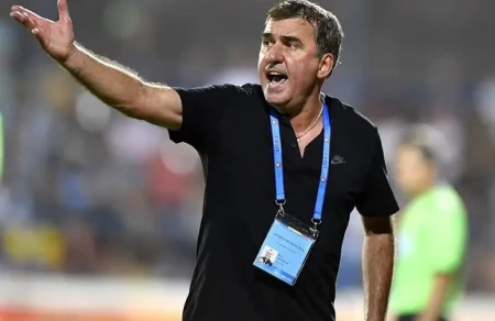 Rumıniya millisi "Qalatasaray"ın əfsanəsinə tapşırıldı