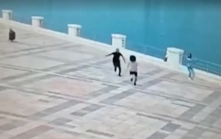 Bulvarda qıza qarşı iyrənc cinayətin görüntüləri yayıldı -