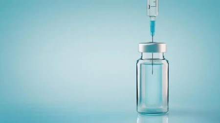 ÜST Ebolaya görə eksperimental peyvəndlərin istifadəsini nəzərdən keçirir