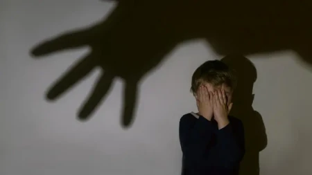 Uşaqların fiziki zorakılığa məruz qalması daha aşağı təhsil səviyyəsi və davranış problemləri ilə əlaqələndirilir
