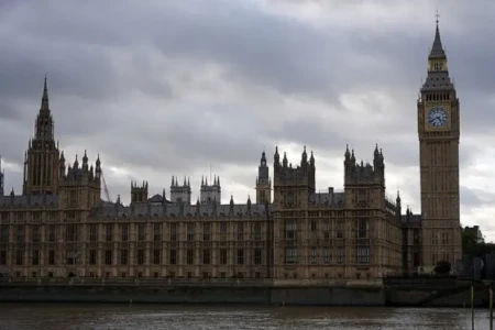 Böyük Britaniyada Starmerin istefasından sonra ümumi seçkilərin keçirilməsi tələb olunub
