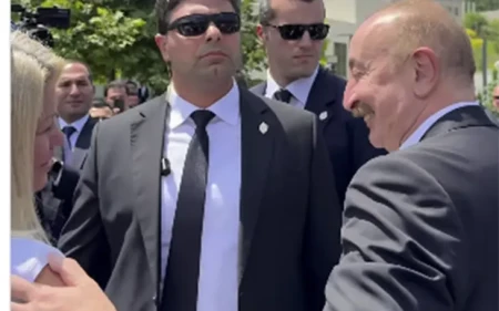 Prezident onu görüb avtomobildən düşdü -