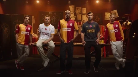 "Qalatasaray" futbol komandasının yeni mövsüm formaları təqdim olunub