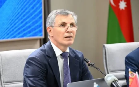 Uşaqlar bizi izləsə, görəcək ki, iclasda 80% telefonla məşğuldur -
