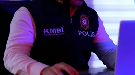 Dövlət qulluqçularının adından kiberdələduzluq edən 8 nəfər saxlandı - VİDEO