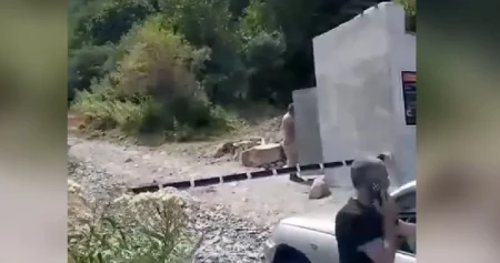 Məşhur şəlaləyə gedən yola şlaqbaum qoyulub, ödəniş tələb edilir -