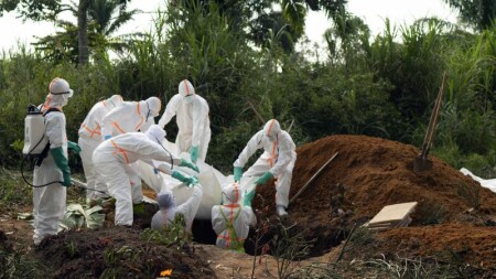 Ebola epidemiyasında ölənlərin sayı 2 mini keçdi: Virus aylarla aşkarlanmadı